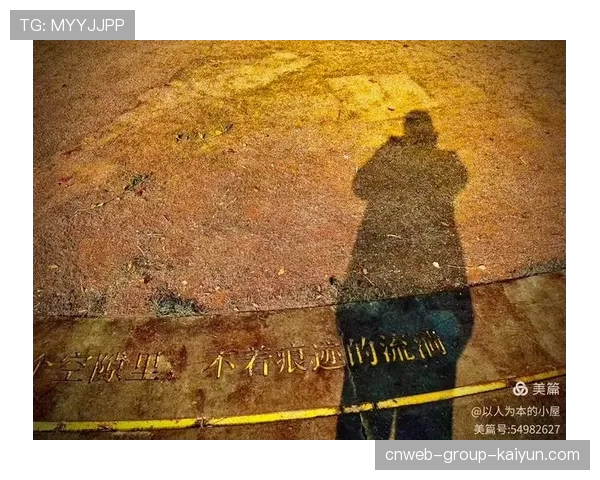 ⏳岁月才是最无情的对手：曾经在球场上风驰电掣的“追风少年”，如今只能坐在替补席上，满眼落寞地看着年轻人在场上飞奔。（423 ）